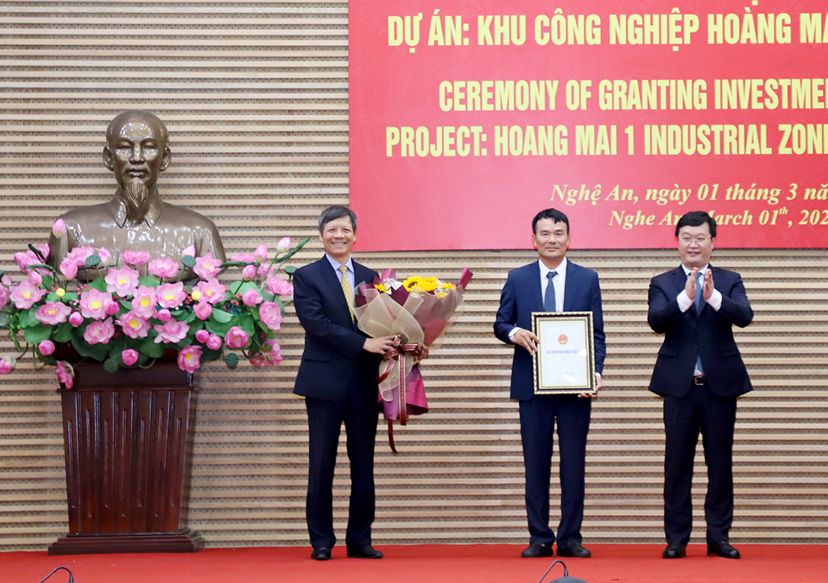 9-dong-chi-nguyen-duc-trung-pho-bi-thu-tinh-uy-chu-tich-ubnd-tinh-trao-giay-chung-nhan-dang-ky-dau-tu-cho-cong-ty-cp-hoang-thinh-dat--n1.jpg