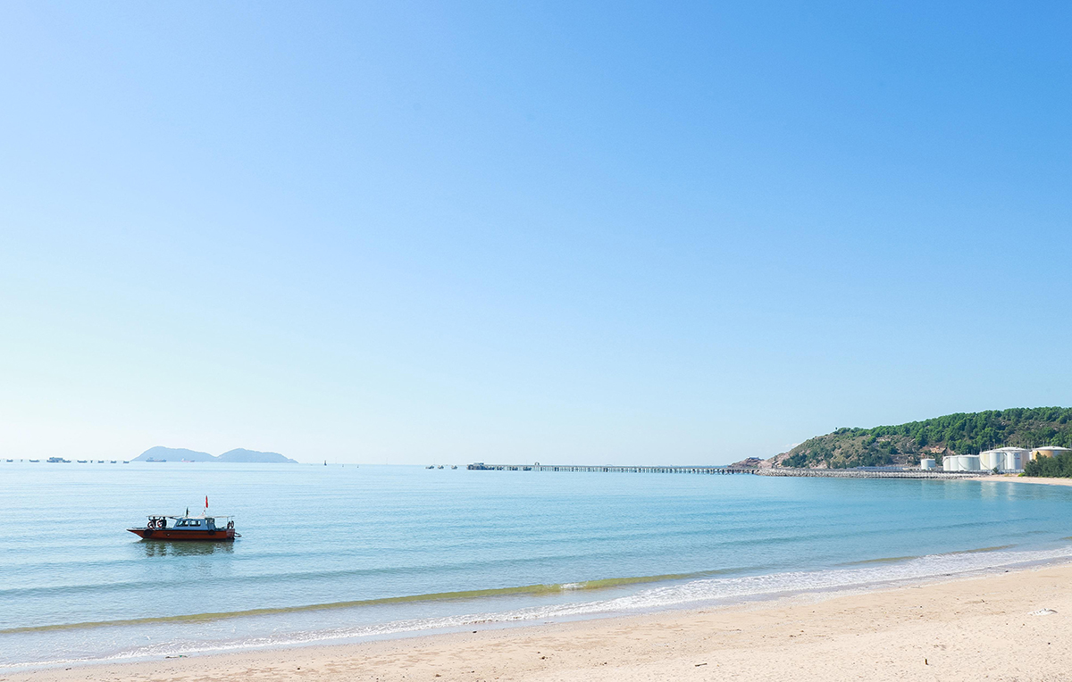 bai-bien-thuoc-xa-nghi-thiet-huyen-nghi-loc-noi-se-xay-dung-cang-nuoc-sau-cua-lo-anh-thanh-duy--n1.jpg