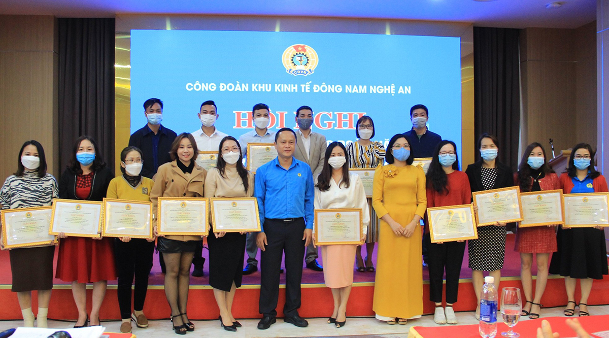 lanh-dao-cong-doan-kkt-dong-nam-trao-giay-khen-cho-cac-tap-the-ca-nhan-co-thanh-tich-xuat-sac-nam-2021-diep-thanh--n1.jpg