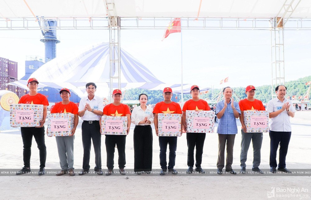 bna-lanh-dao-thi-xa-cua-lo-trao-qua-9232--n1.jpg
