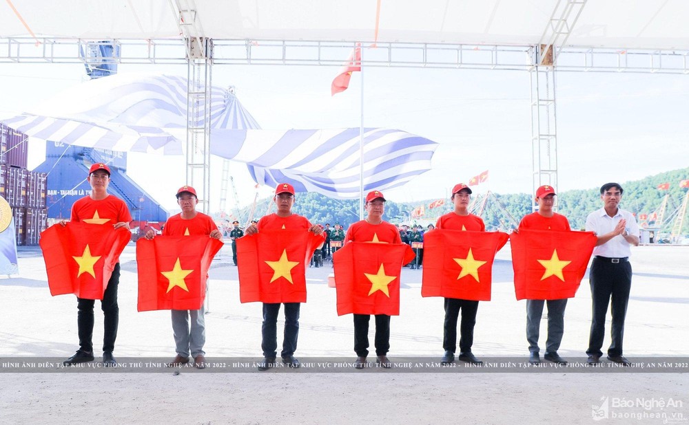 bna-lanh-dao-thi-xa-tang-quoc-ky-9916--n1.jpg