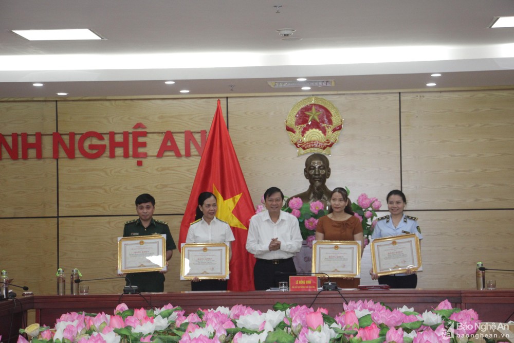 bna-bang-khen-cua-ubnd-tinh-cho-cac-tap-the-da-co-thanh-tich-xuat-sac-trong-cong-tac-dau-tranh-phong-chong-buon-lau-gian-lan-thuong-mai-va-hang-gia-nam-2021-2767.jpg