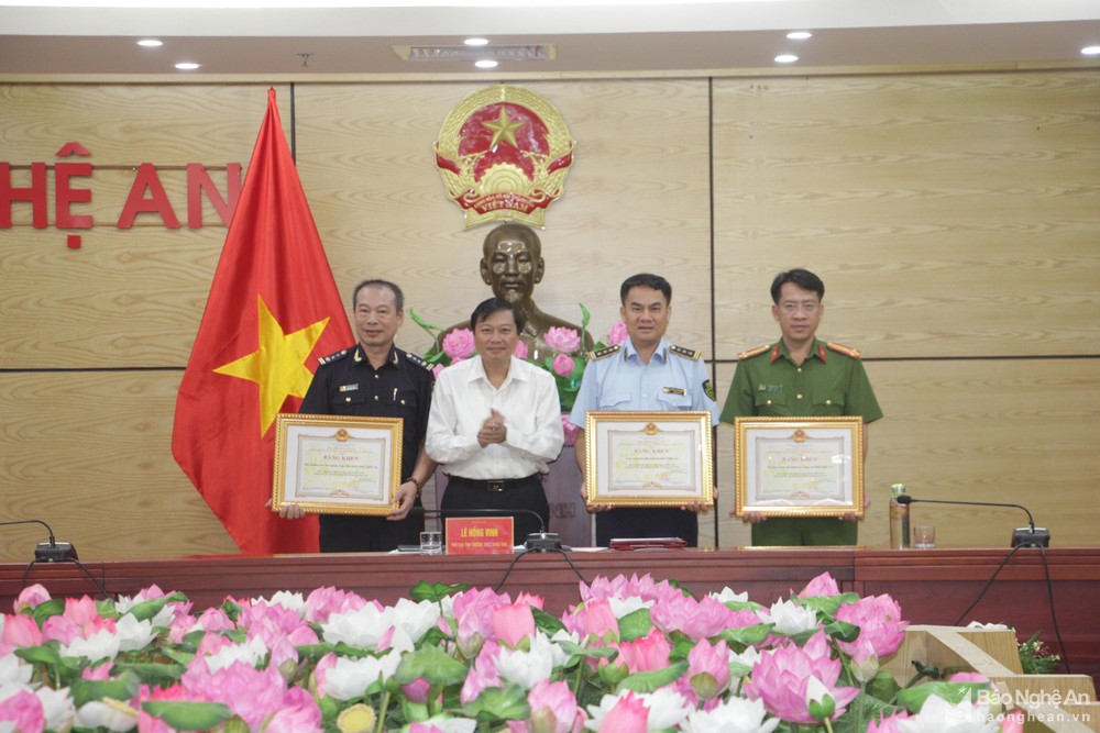 bna-trao-bang-khen-cua-ban-chi-dao-389-quoc-gia-cho-3-tap-the-da-co-thanh-tich-xuat-sac-trong-cong-tac-dau-tranh-phong-chong-buon-lau-gian-lan-thuong-mai-va-hang-gia-nam-2021-6211.jpg