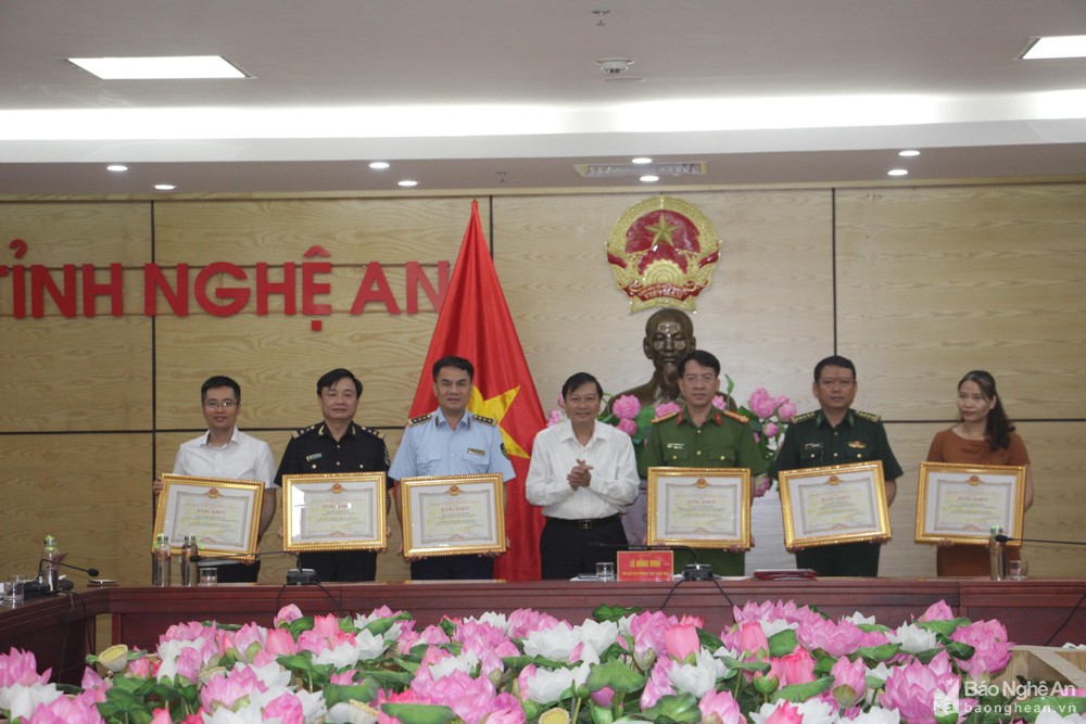 bna-trao-bang-khen-cua-ban-chi-dao-389-quoc-gia-cho-6-ca-nhan-da-co-thanh-tich-xuat-sac-trong-cong-tac-dau-tranh-phong-chong-buon-lau-gian-lan-thuong-mai-va-hang-gia-nam-2021-3273.jpg