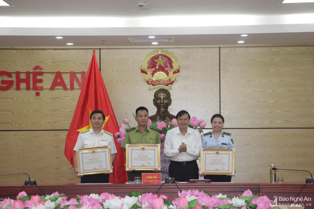 bna-trao-bang-khen-cua-ubnd-tinh-cho-cac-ca-nhan-da-co-thanh-tich-xuat-sac-trong-cong-tac-dau-tranh-phong-chong-buon-lau-gian-lan-thuong-mai-va-hang-gia-nam-2021-2956.jpg