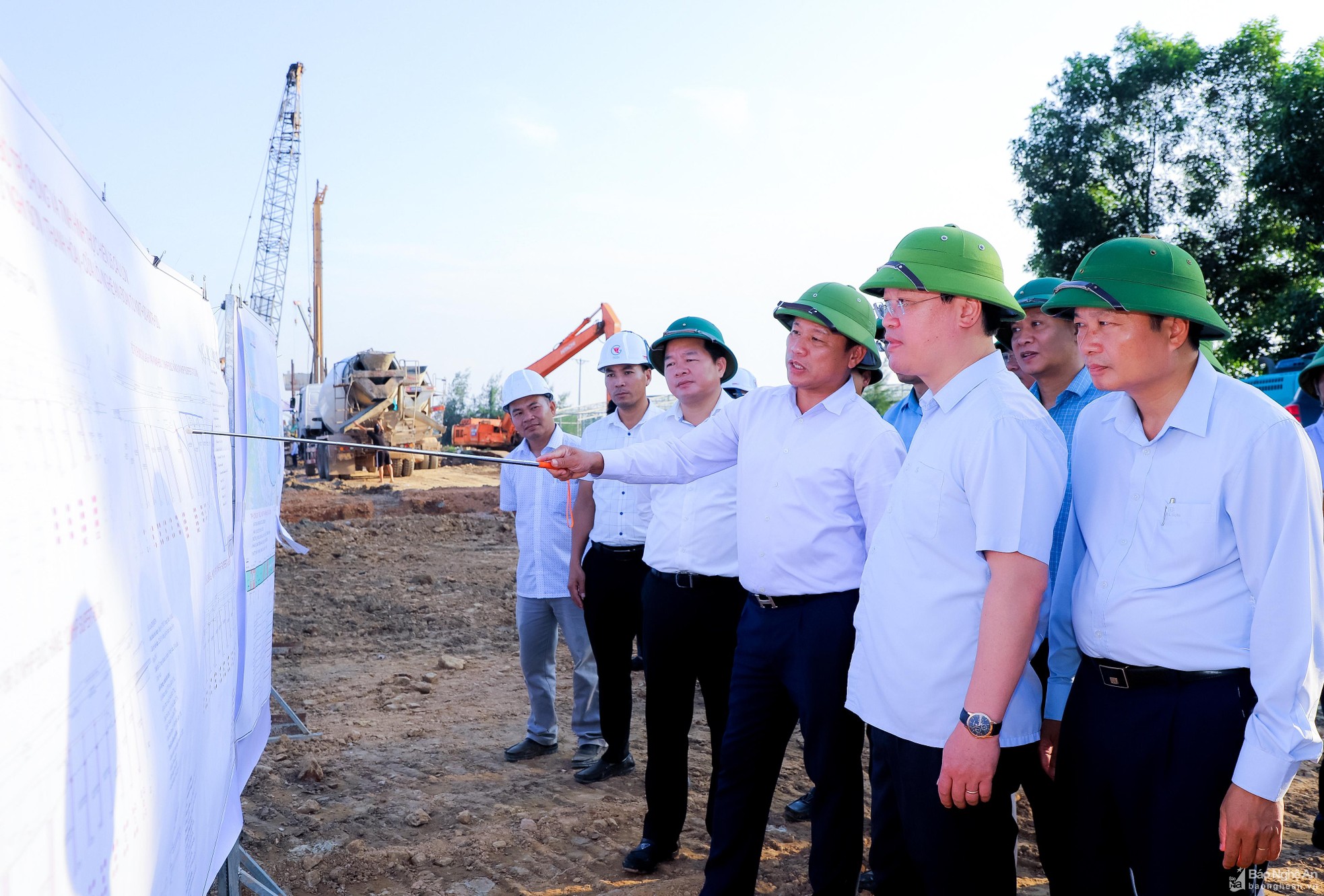 bna-chu-tich-ubnd-tinh-nguyen-duc-trung-kiem-tra-tien-do-du-an-1644.jpg