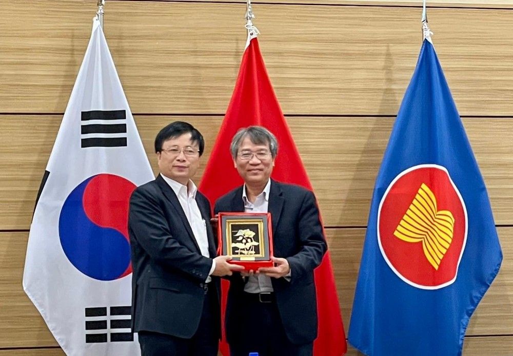 Đoàn công tác Nghệ An thăm và làm việc với Đại sứ quán Việt Nam tại Hàn Quốc