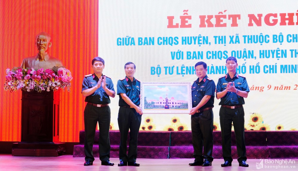 bna-bo-tu-lenh-tphcm-tang-qua-cho-bo-chi-huy-quan-su-tinh-nghe-an-anh-my-ha-2287.jpg