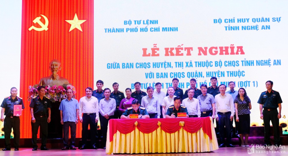 bna-cac-dai-bieu-chung-kien-le-ky-ket-giua-ban-chi-huy-quan-su-cac-huyen-thi-xa-thuoc-bo-chi-huy-quan-su-tinh-nghe-an-va-ban-chi-huy-quan-su-quan-huyen-thuoc-bo-tu-lenh-thanh-pho-ho-chi-minh-anh-my-ha-3615.jpg