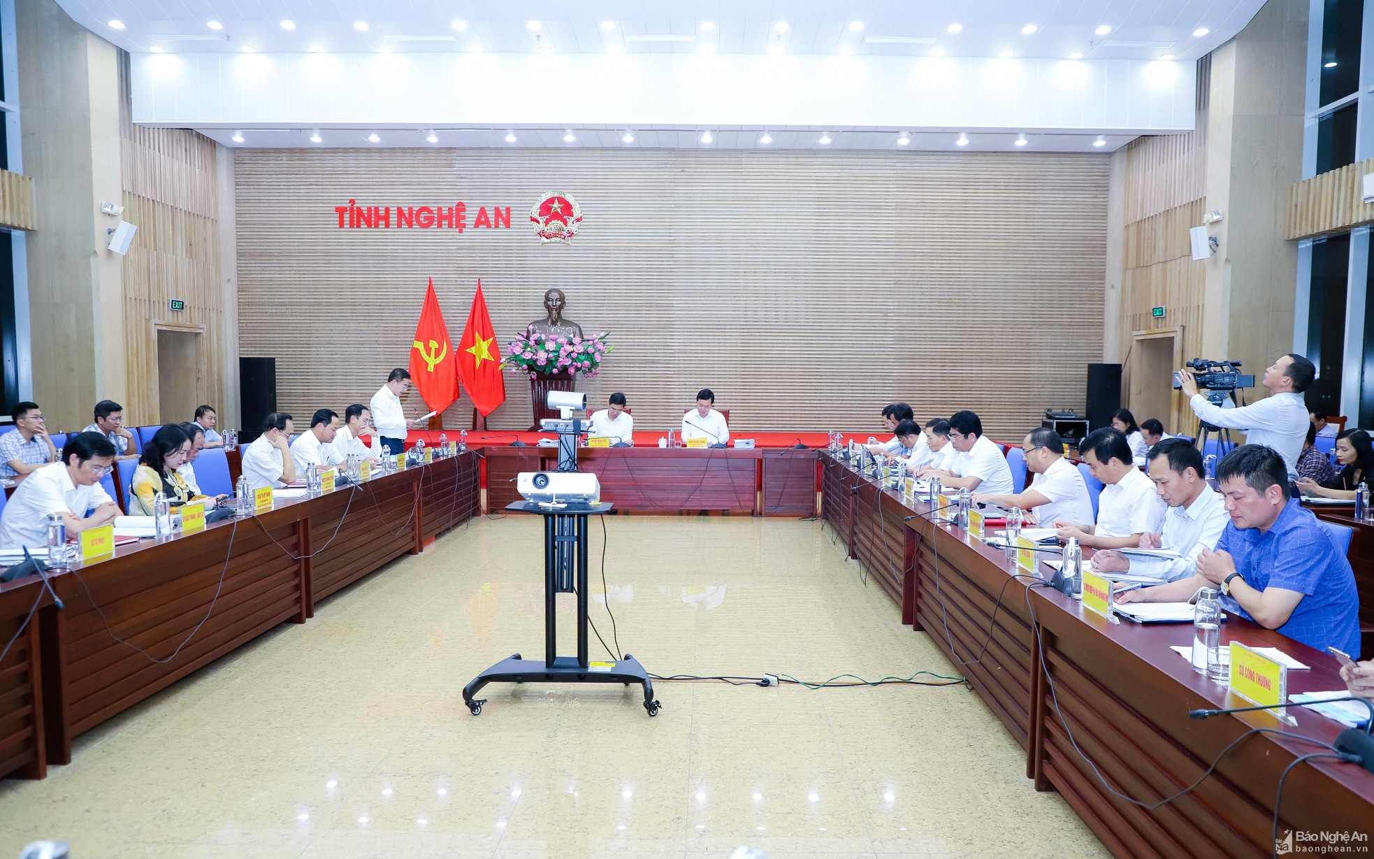 bna-toan-canh-phien-hop-ubnd-tinh-thuong-ky-thang-9jpg-4849.jpg
