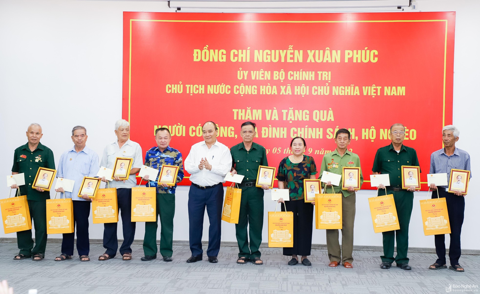 bna-chu-tich-nuoc-nguyen-xuan-phuc-tang-qua-cho-cac-gia-dinh-ho-ngheo-chinh-sach-co-cong-voi-cach-mang-tren-dia-ban-huyyen-hung-nguyen-6398.jpg