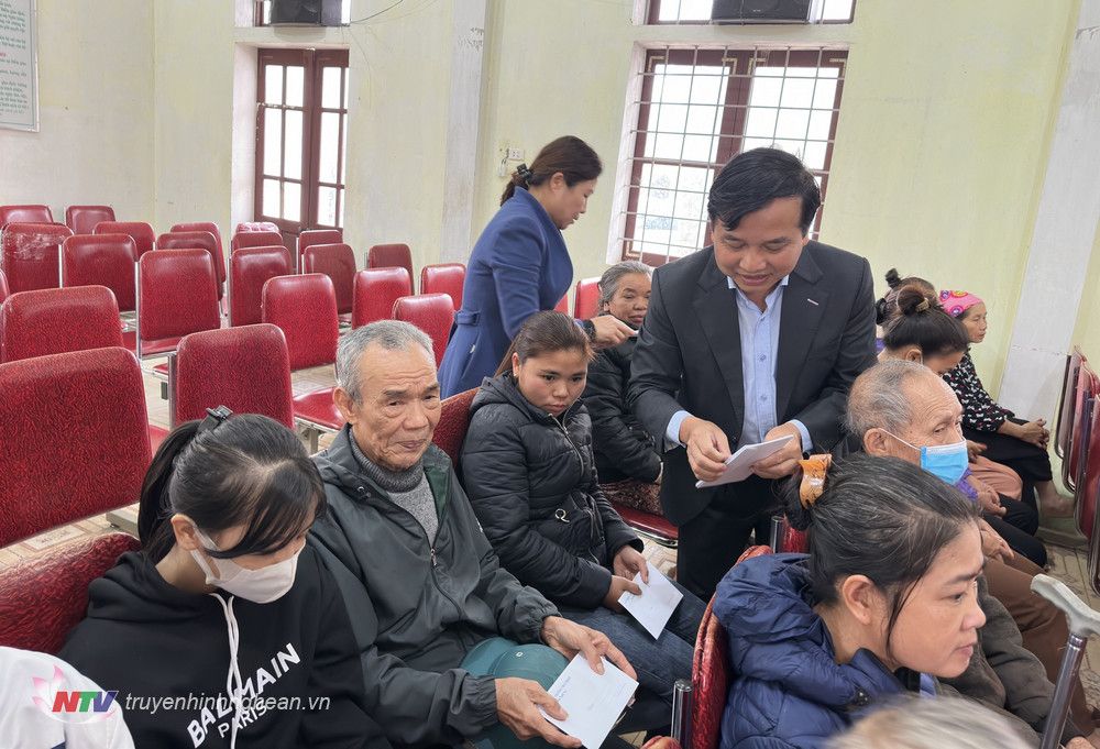 Phó Chủ tịch HĐND tỉnh Nguyễn Như Khôi trao quà Tết hộ nghèo tại Quỳ Hợp