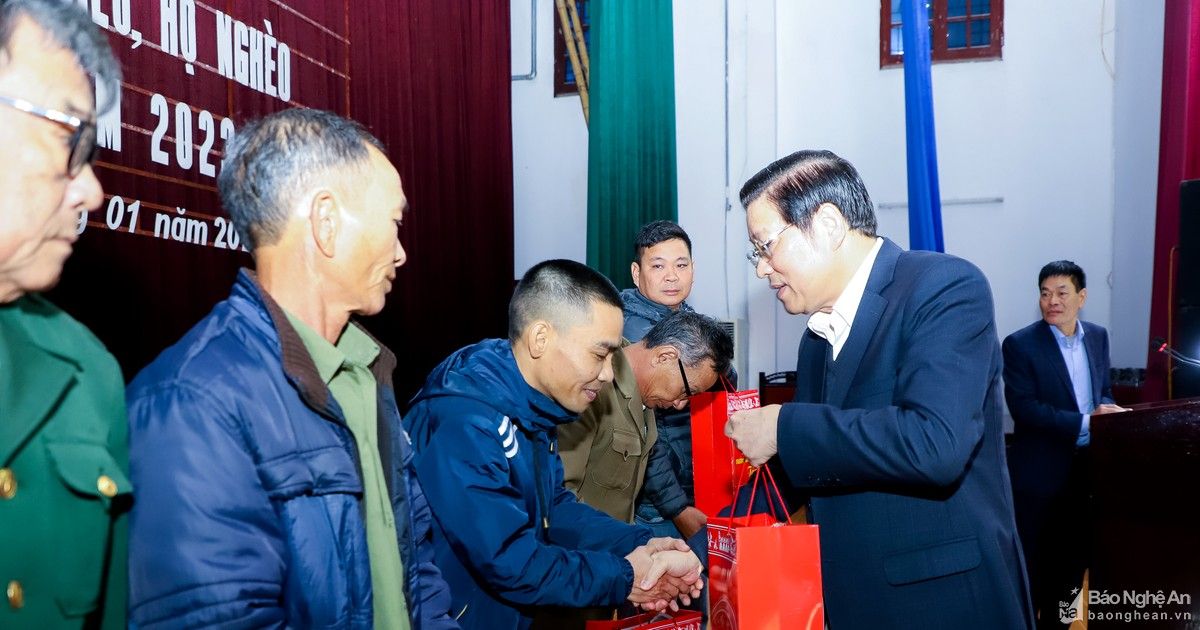 Trưởng Ban Nội chính Trung ương tặng quà chúc Tết người có công tiêu biểu, hộ nghèo tại huyện Diễn Châu