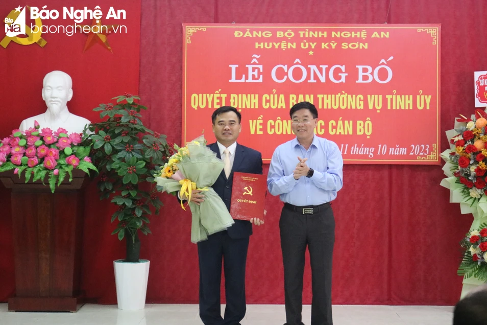 bna-dong-chi-nguyen-van-thong-trao-quyet-dinh-tang-hoa-chuc-mung-tan-chu-tich-ubnd-huyen-ky-son-3905.jpg.webp