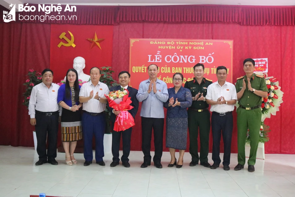 bna-lanh-dao-huyen-ky-son-chuc-mung-dong-chi-nguyen-viet-hung-8206.jpg.webp