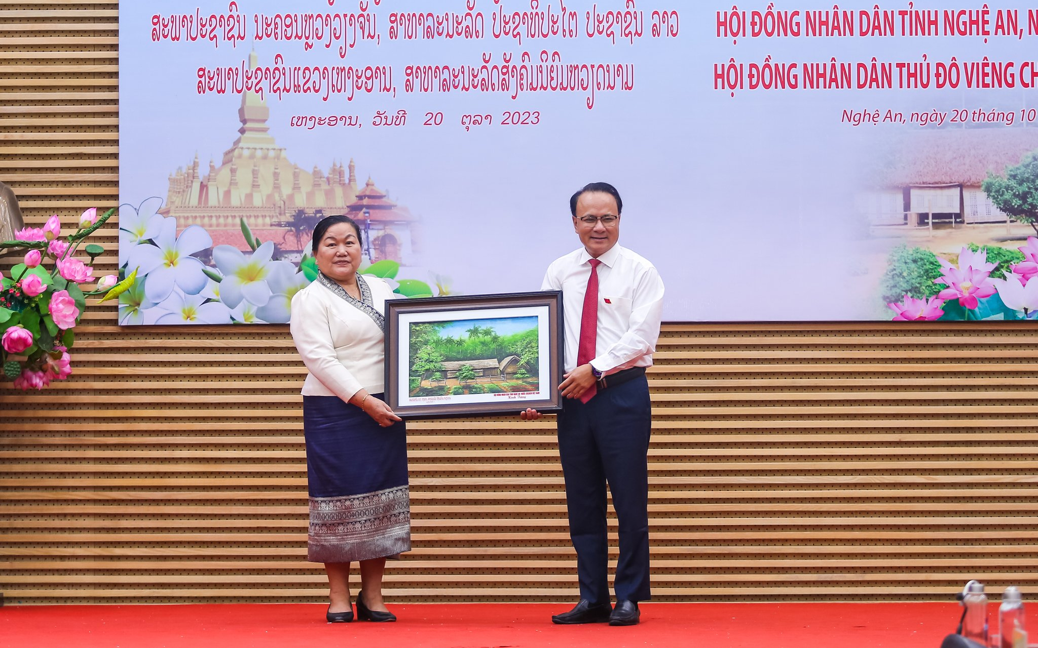 HĐND Thủ đô Viêng Chăn (Lào) và tỉnh Nghệ An tọa đàm trao đổi kinh nghiệm hoạt động