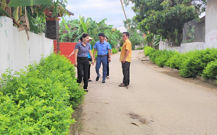 Phụ nữ Thanh Chương tham gia xây dựng nông thôn mới