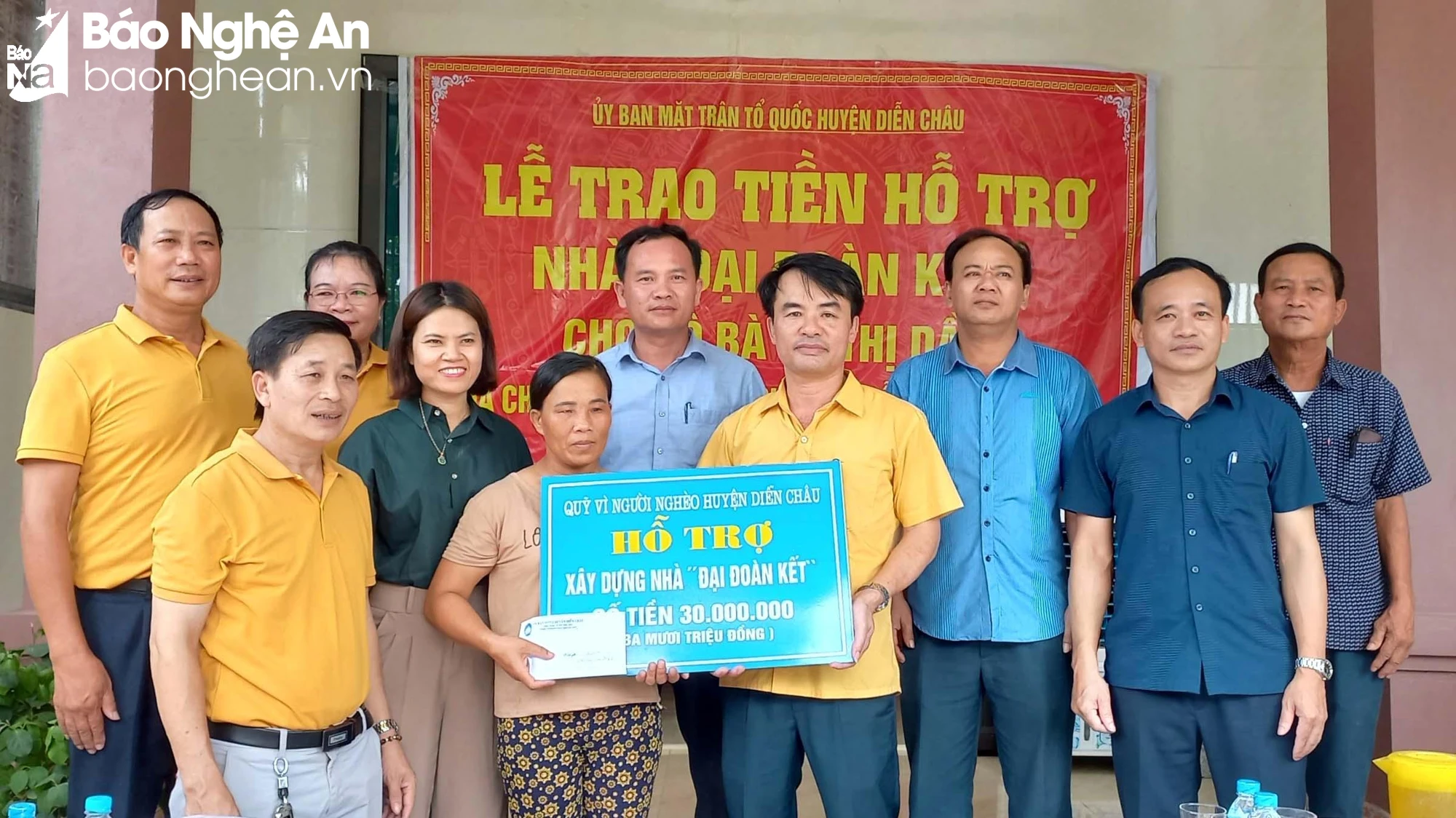 bna-ong-ngo-sy-thanh-uv-btv-huyen-uy-tb-dan-van-hu-chu-tich-ub-mttq-huyen-trao-tien-ho-tro-lam-nha-cho-ho-ba-ta-thi-dan-thon-dong-ky-b-xa-dien-ky-2914.jpg.webp