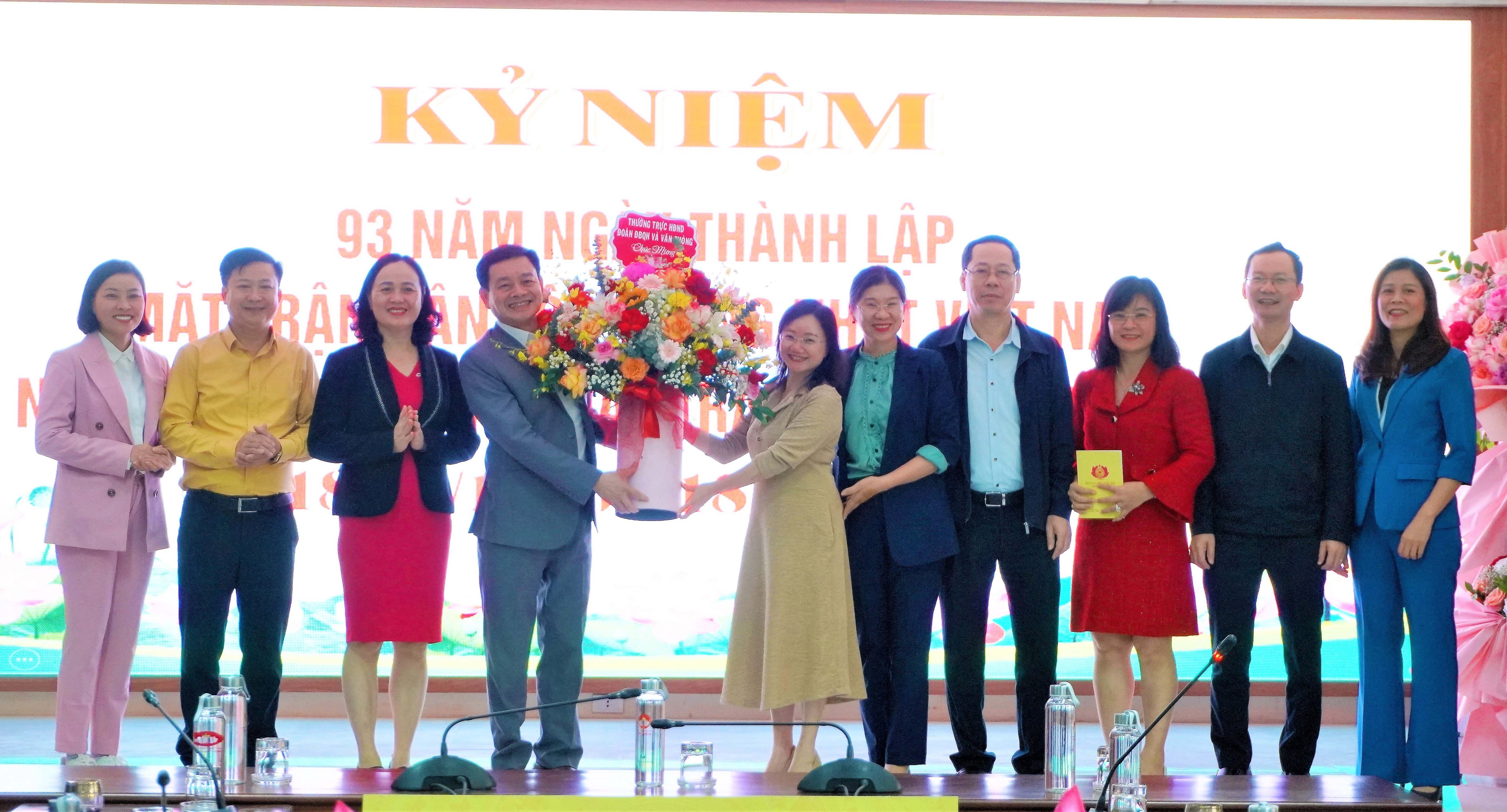 Đoàn Đại biểu Quốc hội tỉnh chúc mừng Ngày truyền thống MTTQ Việt Nam và Ngày Nhà giáo Việt Nam