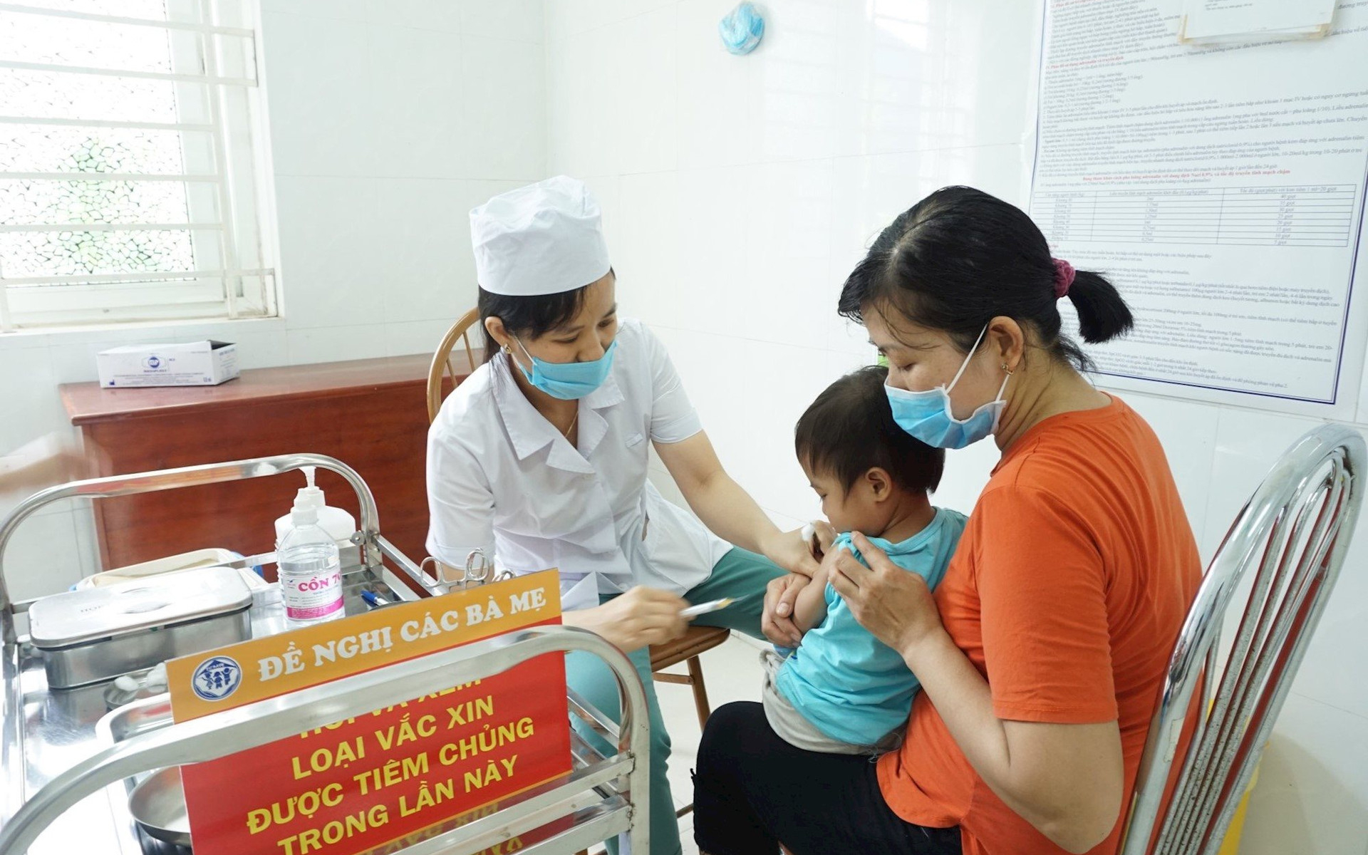 Sở Y tế trả lời cử tri huyện Nghĩa Đàn về cung ứng vắc xin và sinh phẩm y tế phục vụ chương trình tiêm chủng mở rộng