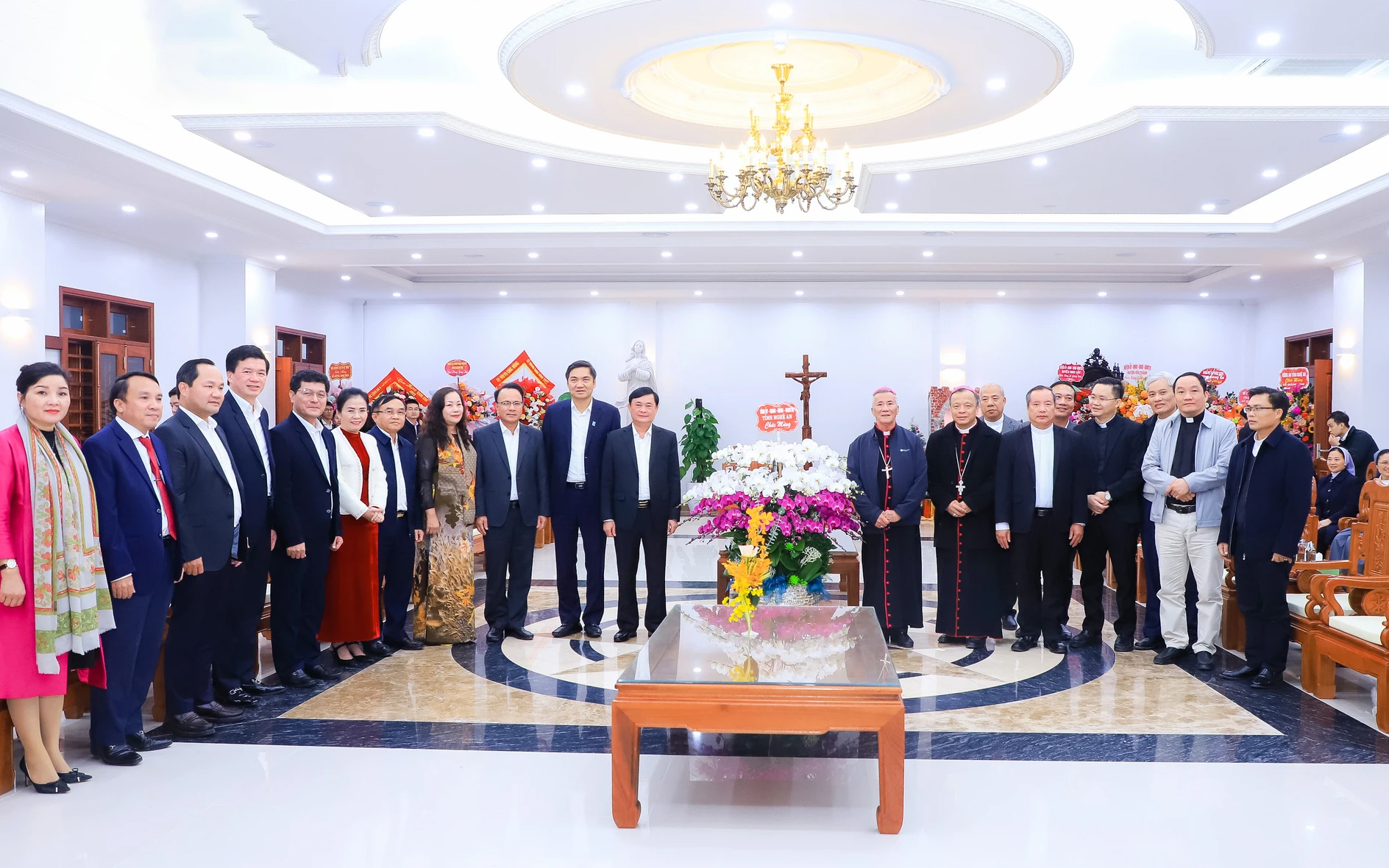Lãnh đạo tỉnh Nghệ An thăm, chúc mừng Tòa Giám mục Giáo phận Vinh nhân Lễ Giáng sinh 2023