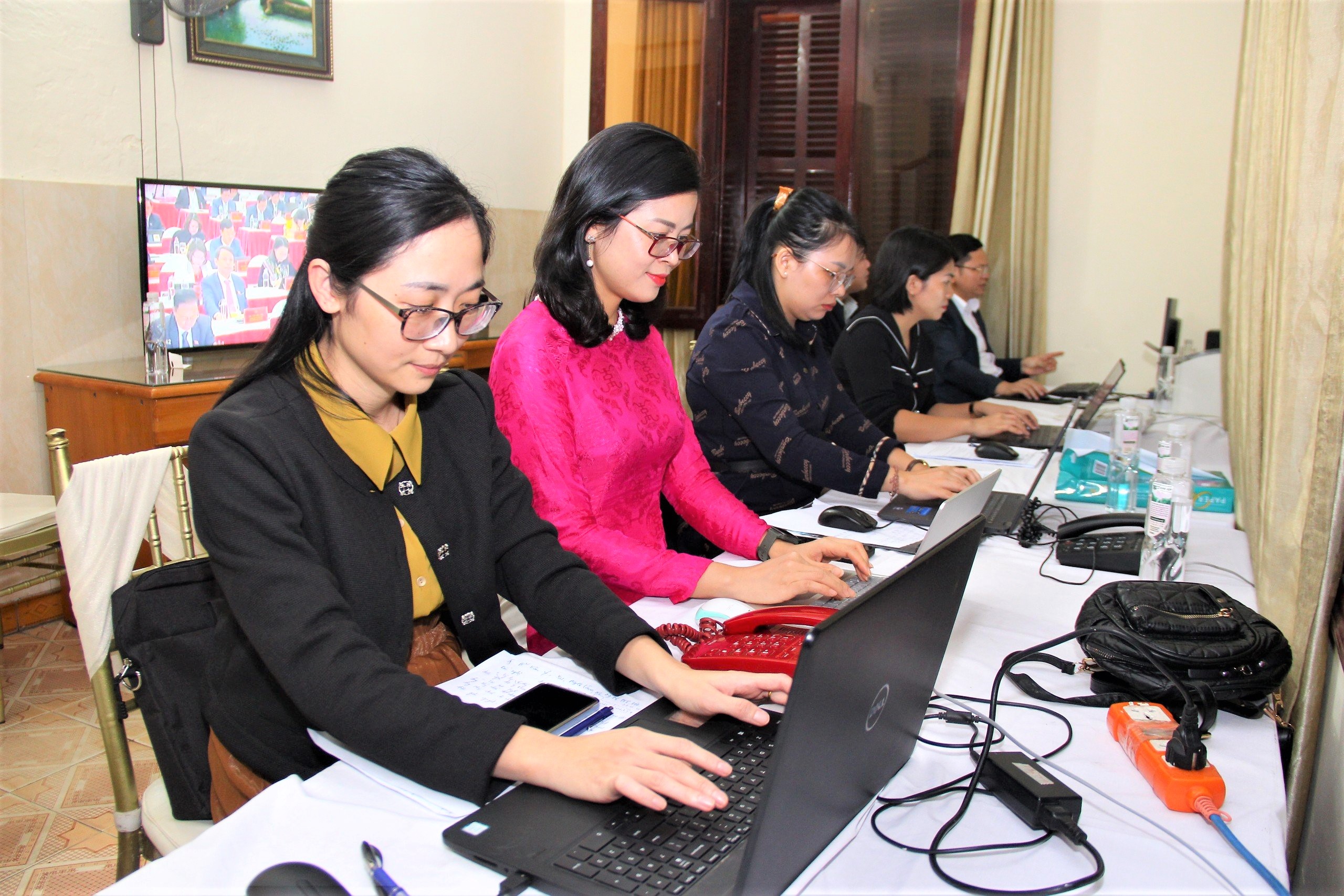 13 cử tri kiến nghị, phản ánh qua đường dây nóng tại phiên khai mạc kỳ họp thứ 17