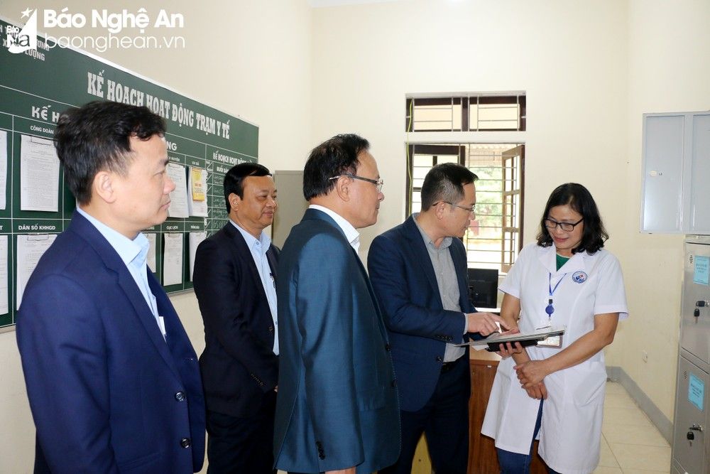 bna-dong-chi-nguyen-nam-dinh-nghe-gioi-thieu-ve-cong-tac-bao-quan-ho-so-tai-tram-y-te-xa-xa-luong-anh-my-ha-7970.jpg