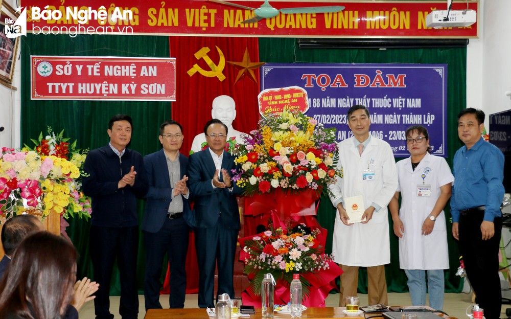 bna-dong-chi-nguyen-nam-dinh-tang-hoa-chuc-mung-trung-tam-y-te-huyen-ky-son-anh-my-ha-2615.jpg