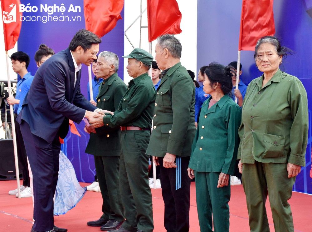 bna-4-thang-thanh-nien-anh-cong-kien-9447.jpg