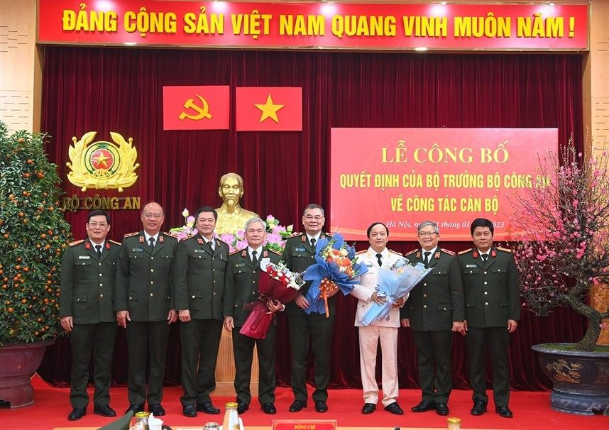 le-cong-bo-quyet-dinh-cua-bo-truong-bo-cong-an-ve-viec-dieu-dong-bo-nhiem-nhan-su-chanh-van-phong-bo-cong-an-7116--n1.jpg
