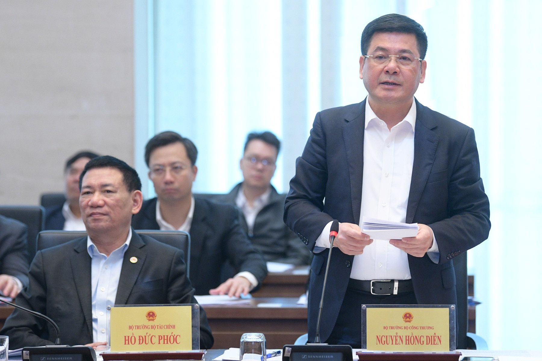 Bộ trưởng Công Thương giải trình về tình trạng bán xăng nhỏ giọt