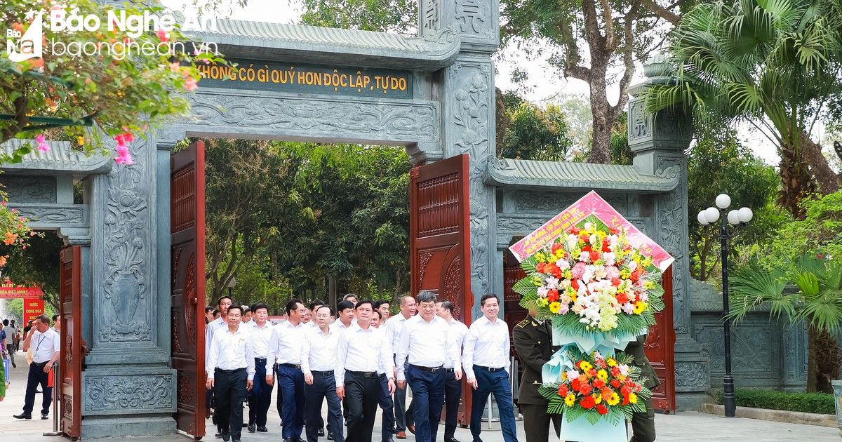 Lớp bồi dưỡng các Ủy viên dự khuyết Ban Chấp hành Trung ương Đảng dâng hương tưởng niệm Chủ tịch Hồ Chí Minh