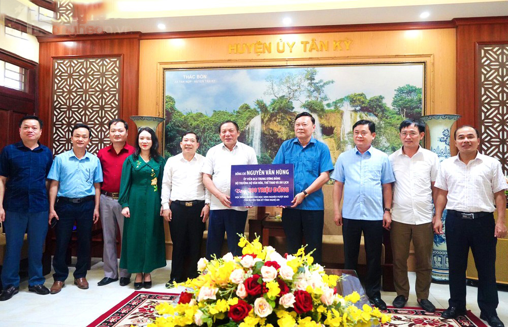 Bộ trưởng Bộ Văn hoá - Thể thao và Du lịch trao học bổng cho học sinh nghèo vượt khó huyện Tân Kỳ