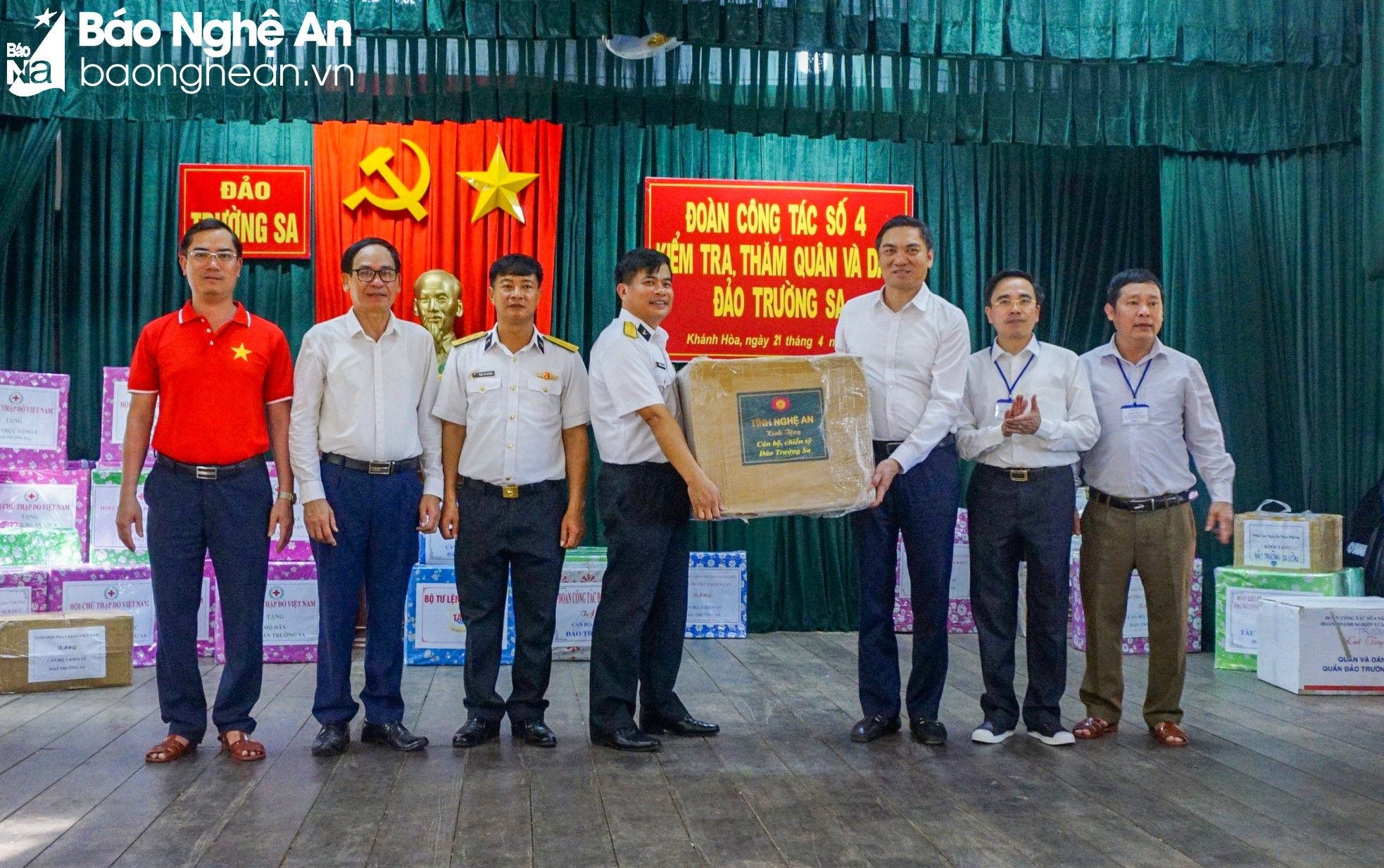 bna-doan-cong-tac-tang-qua-can-bo-chien-sy-dao-truong-sa-anh-manh-hung-310.jpg