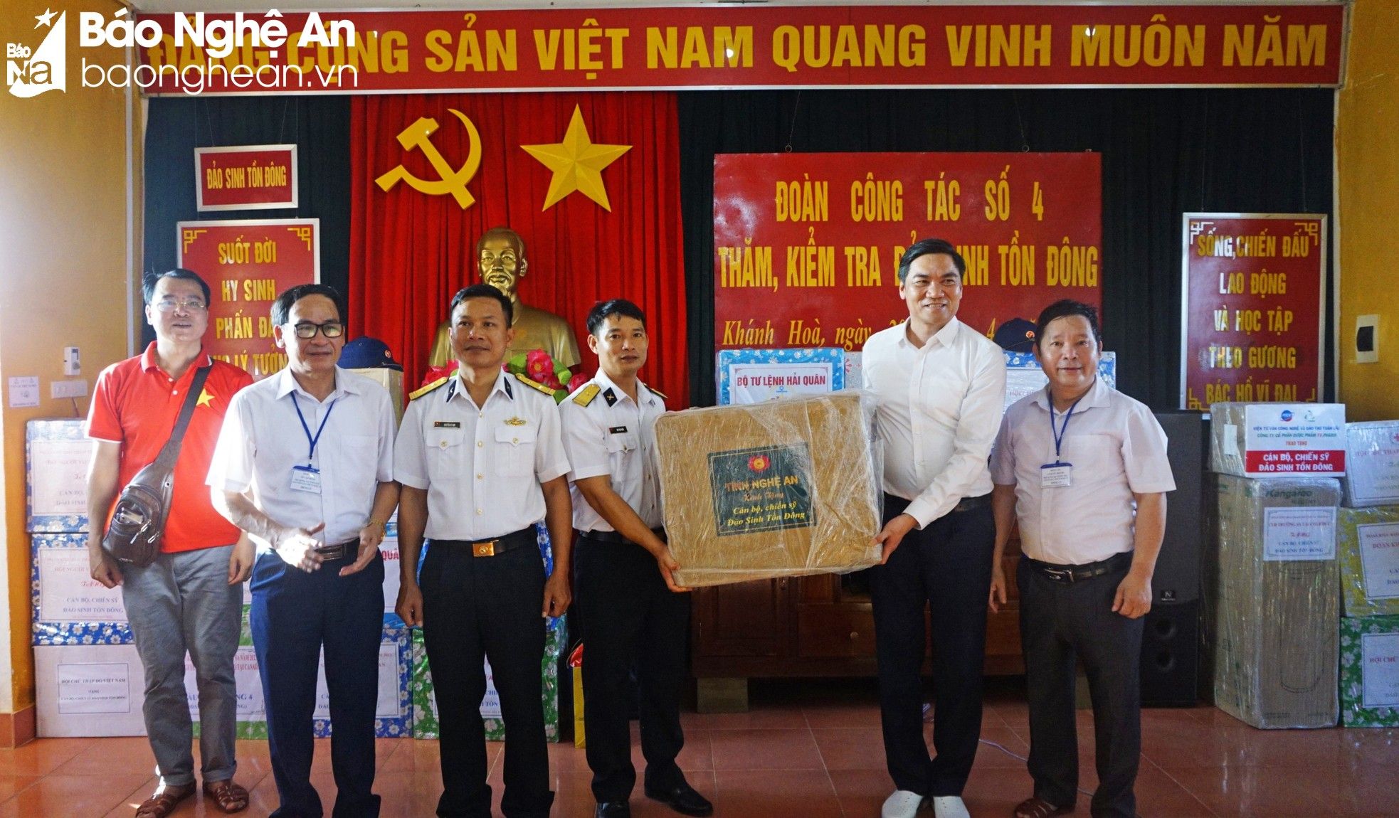 bna-doan-trao-qua-cua-tinh-nghe-an-cho-can-bo-chien-sy-dao-sinh-ton-dong-anh-manh-hung-8132.jpg
