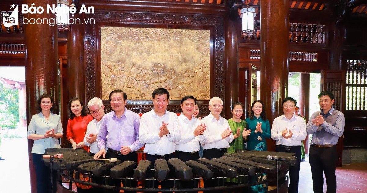 Tỉnh Bình Phước trao tặng Khu Di tích Kim Liên tiêu bản Đàn đá Lộc Hòa