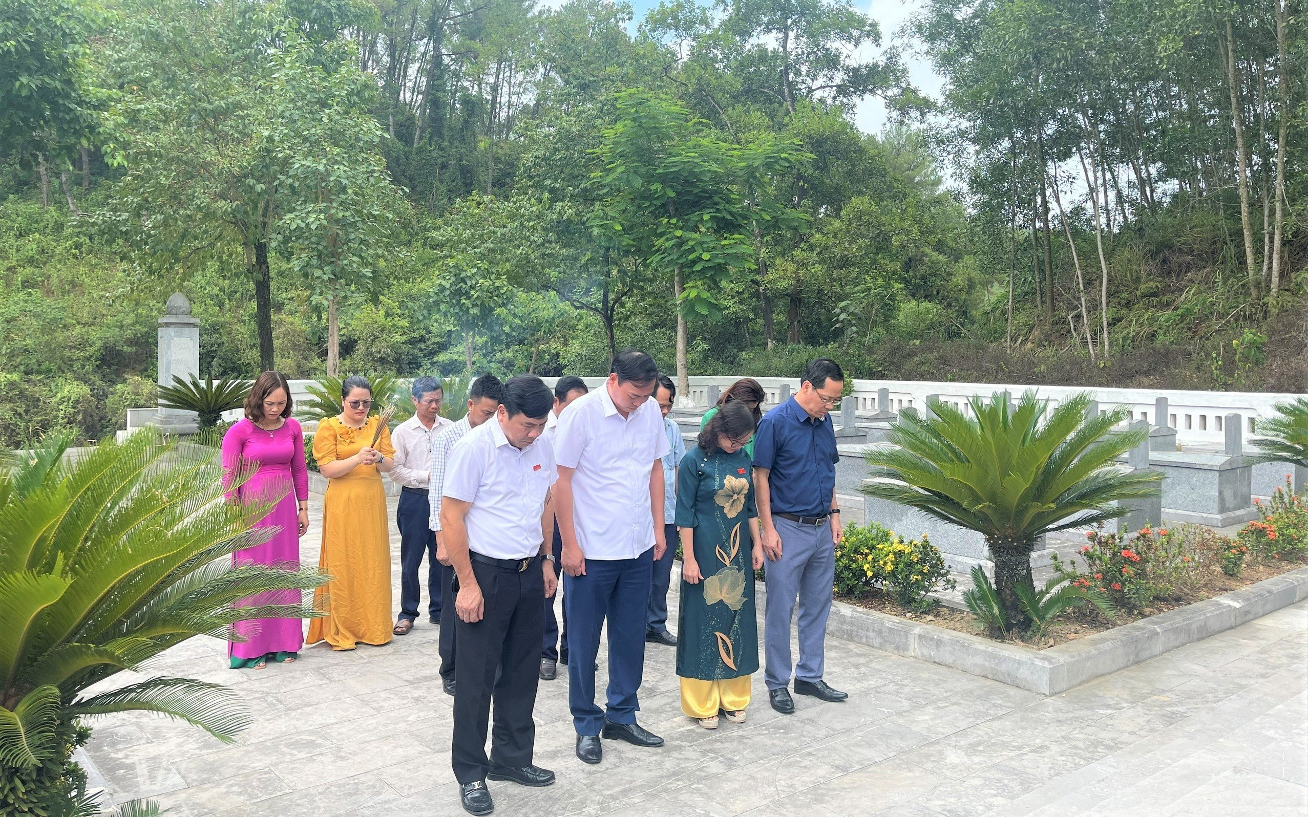 Đoàn đại biểu Quốc hội tỉnh và Thường trực Hội đồng nhân dân tỉnh dâng hương, dâng hoa tại Nghĩa trang liệt sĩ ngành Giao thông vận tải Nghệ An