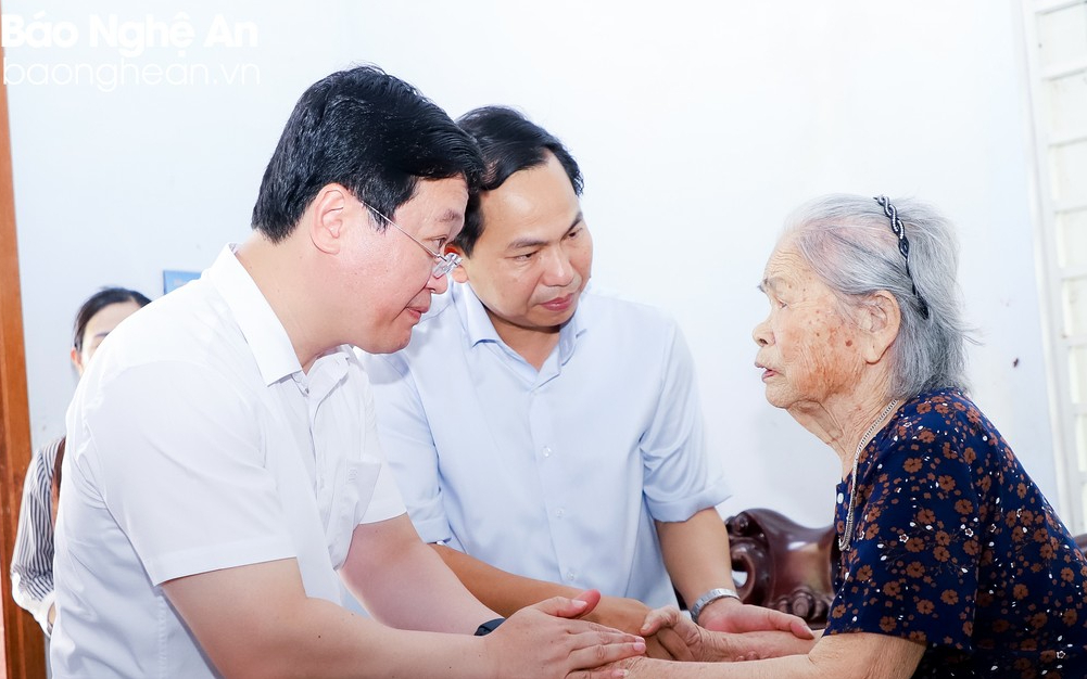 Chủ nhiệm Ủy ban Tài chính - Ngân sách của Quốc hội thăm, tặng quà các gia đình chính sách ở Nghệ An