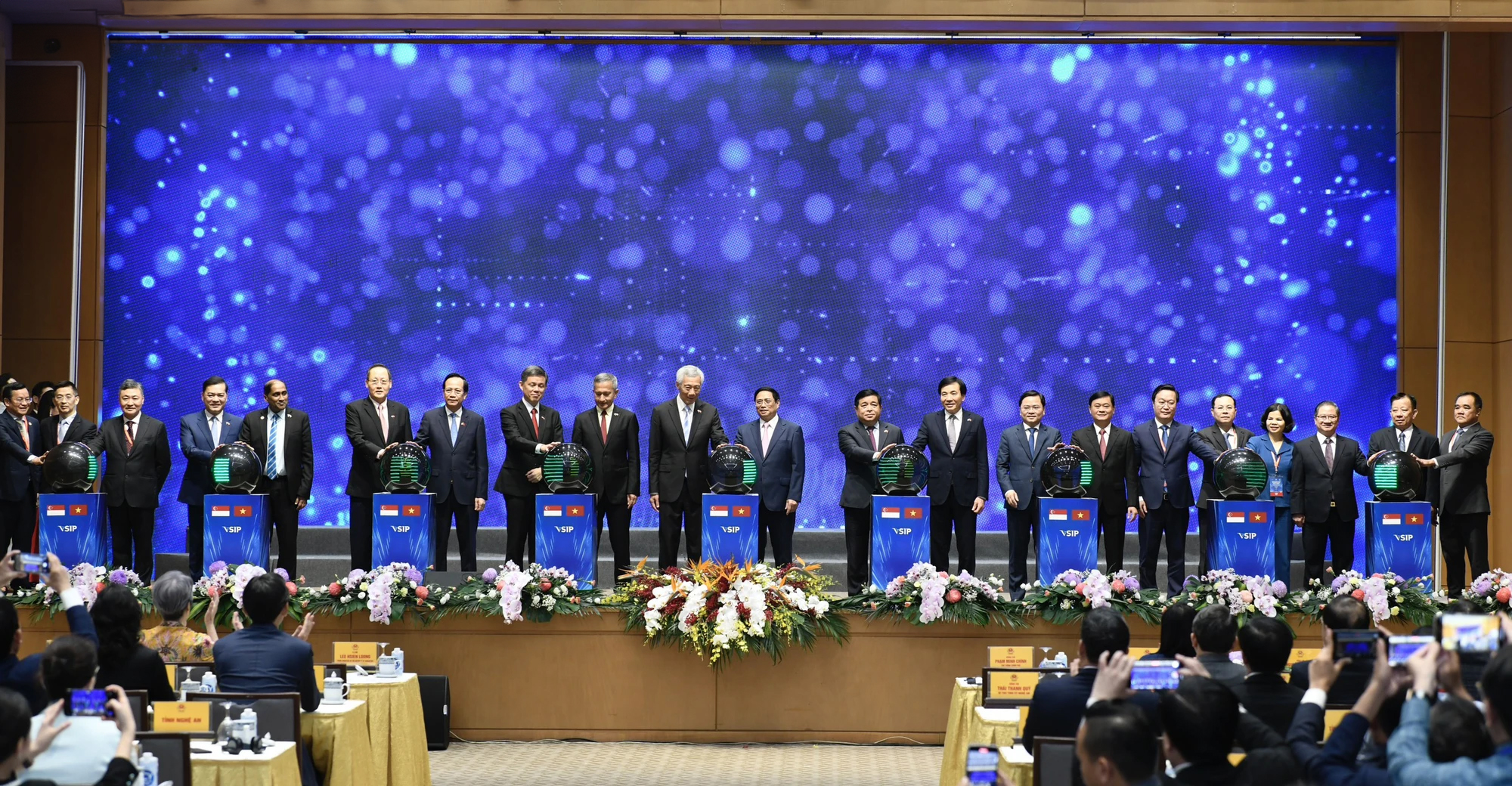 Thủ tướng Chính phủ Phạm Minh Chính và Thủ tướng Singapore Lý Hiển Long ấn nút khởi công VSIP Nghệ An II