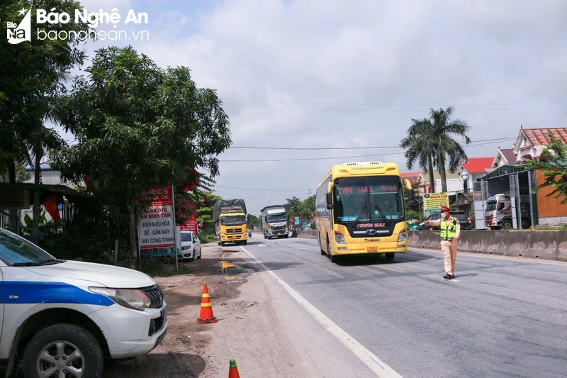 bna-to-cong-tac-cua-tram-csgt-dien-chau-lap-chot-kiem-tra-tren-tuyen-ql1a-doan-qua-dia-ban-xa-quynh-thach-quynh-luu-anh-pv-3814.jpg.webp