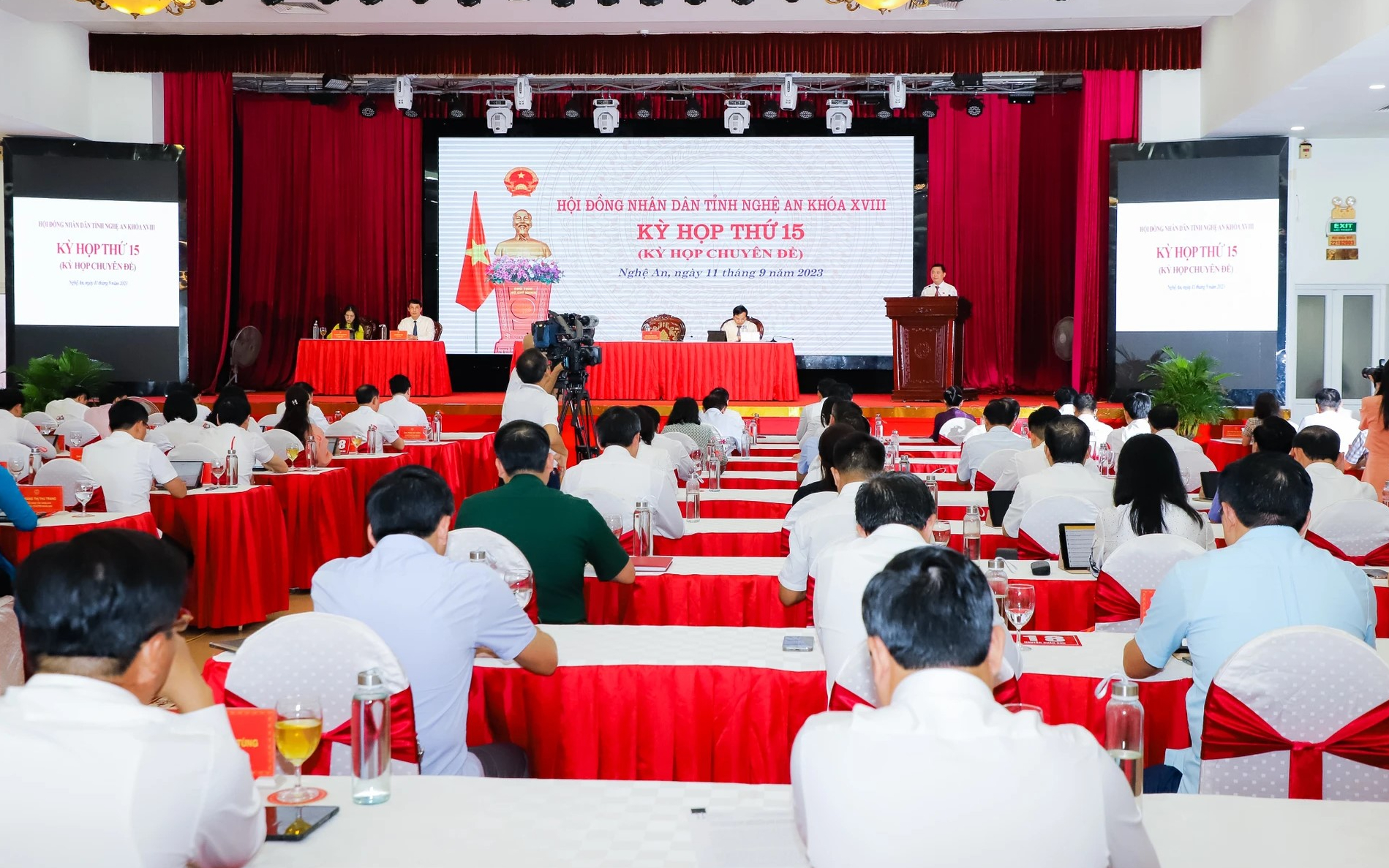 Hội đồng nhân dân  tỉnh Nghệ An tổ chức lấy phiếu tín nhiệm tại kỳ họp chuyên đề