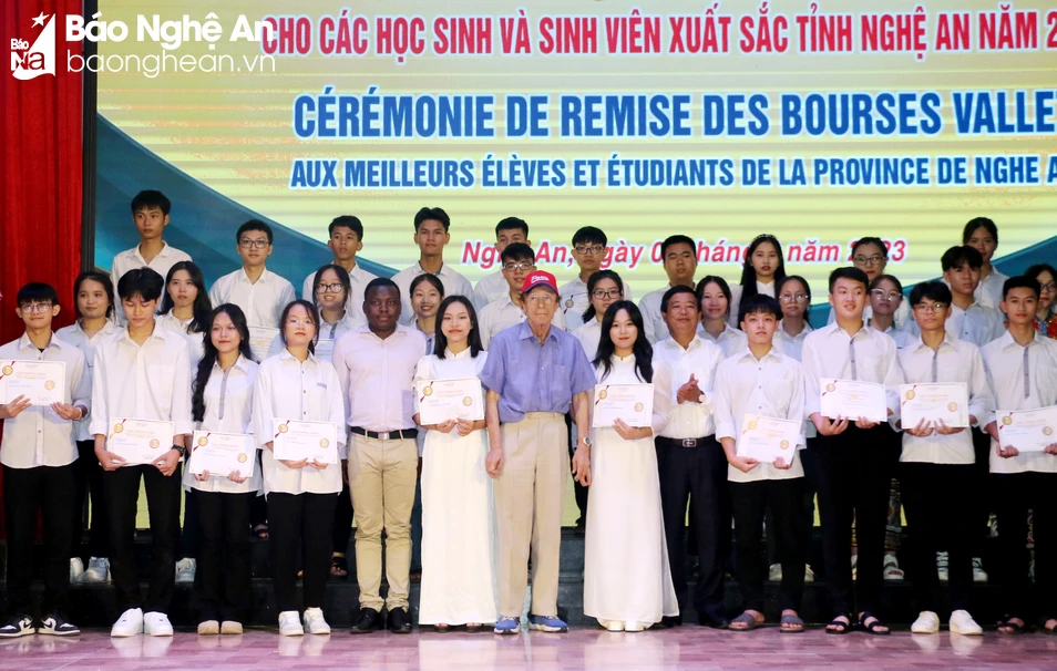 bna-gs-odon-vallet-va-cac-dai-bieu-trao-hoc-bong-cho-cac-hoc-sinh-va-sinh-vien-cua-tinh-nghe-an-gia-tri-cua-moi-suat-hoc-bong-danh-cho-hoc-sinh-la-14-trieu-dong-va-cho-sinh-vien-la-28-trieu-dong-anh-my-ha-2050.jpg.webp