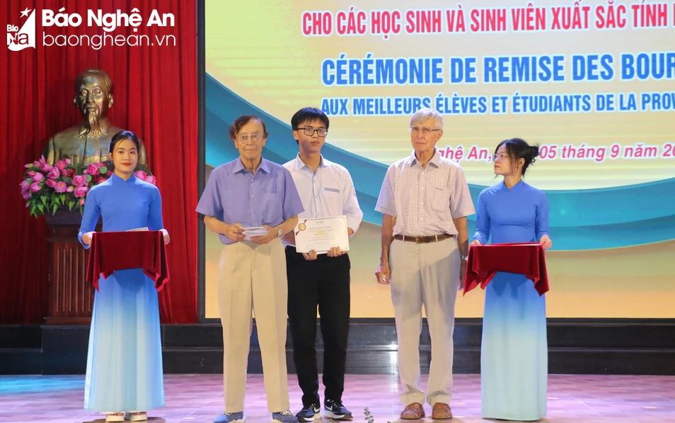 bna-gs-odon-vallet-va-trao-hoc-bong-cho-em-mai-van-duc-hcb-olympic-hoa-hoc-quoc-te-giai-nhat-hoc-sinh-gioi-quoc-gia-mon-hoa-hoc-anh-my-ha-709.jpeg.webp