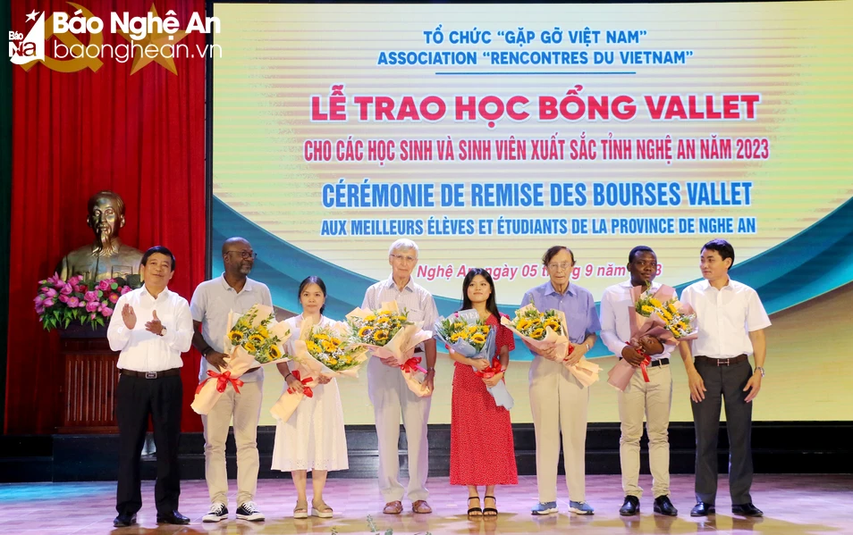 bna-pho-giam-doc-so-giao-duc-va-dao-tao-vo-van-mai-va-pht-truong-dai-hoc-vinh-nguyen-ba-tien-tang-hoa-cho-gs-odon-vallet-va-cac-thanh-vien-trong-doan-anh-my-ha-3403.jpeg.webp