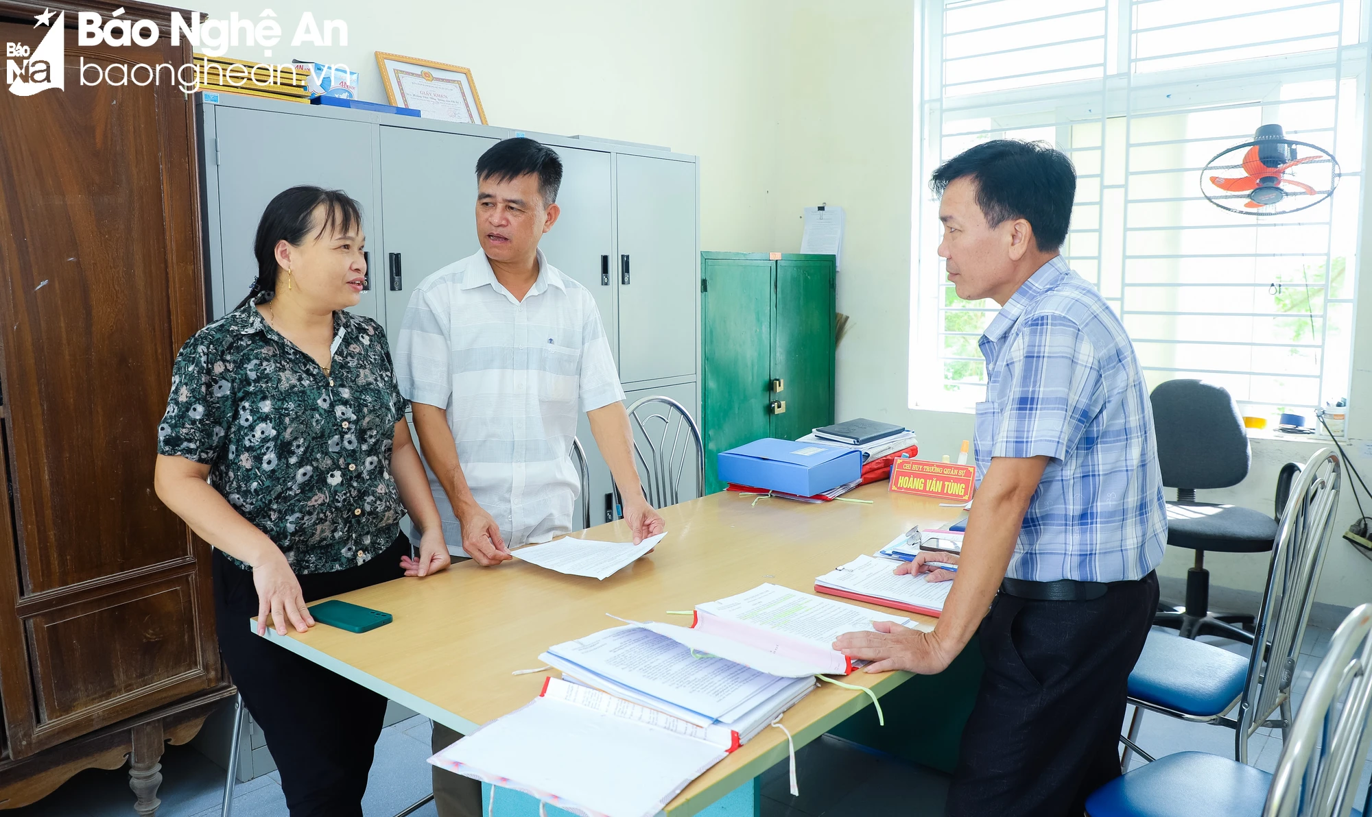 bna-dong-chi-le-viet-hung-bi-thu-dang-uy-xa-xuan-lam-hung-nguyen-giua-trao-doi-cong-viec-voi-can-bo-xa-anh-thanh-duy-7925.jpg.webp