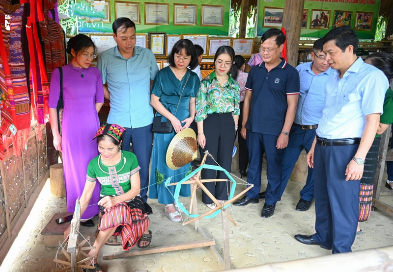 Khảo sát mô hình bảo tồn bản sắc văn hóa dân tộc trên địa bàn huyện Con Cuông