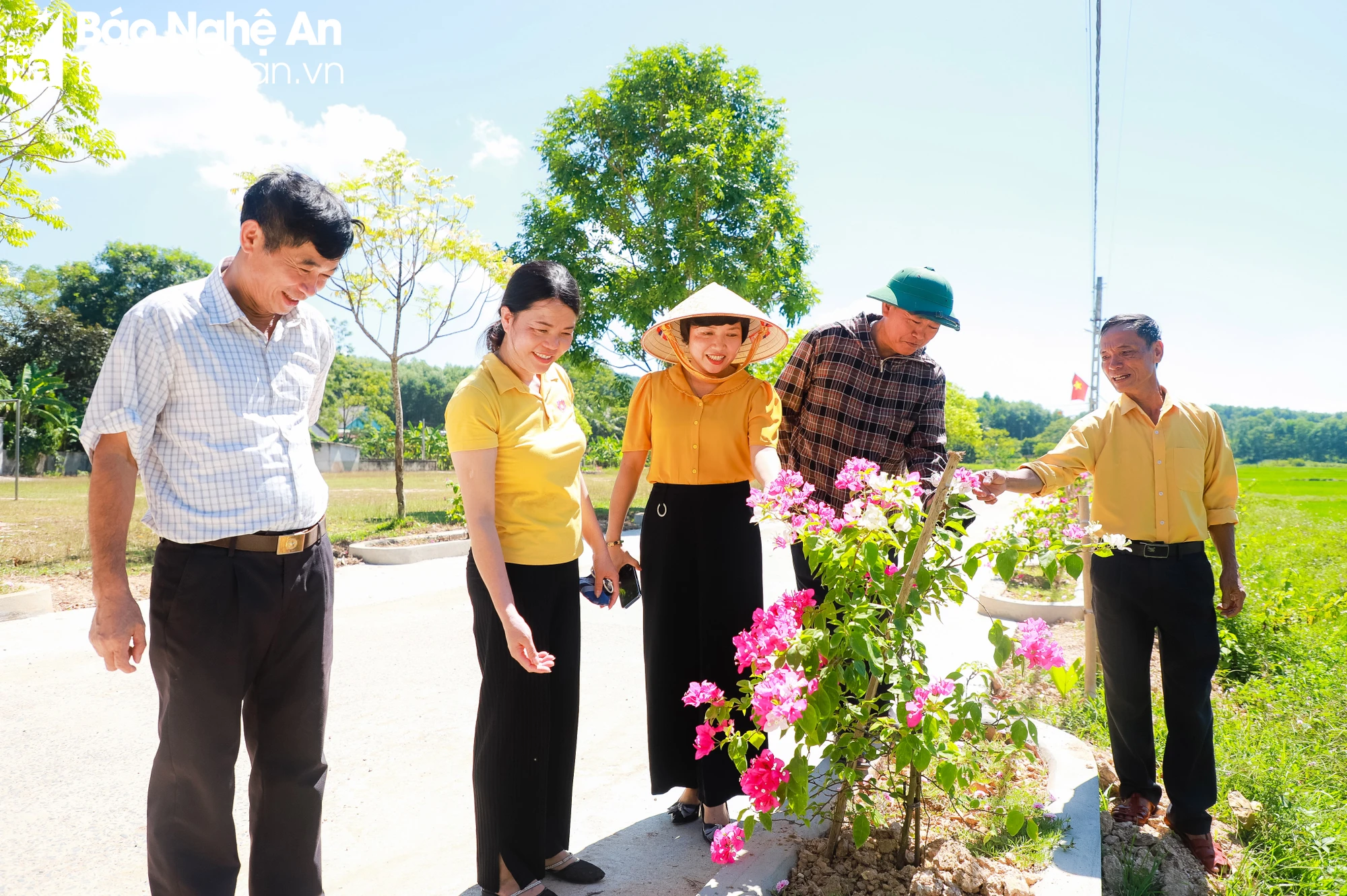 bna-lanh-dao-uy-ban-mttq-huyen-do-luong-tham-mo-hinh-khu-dan-cu-sang-xanh-sach-dep-an-toan-tai-xom-yen-son-xa-hoa-son-huyen-do-luong-4298.jpg.webp