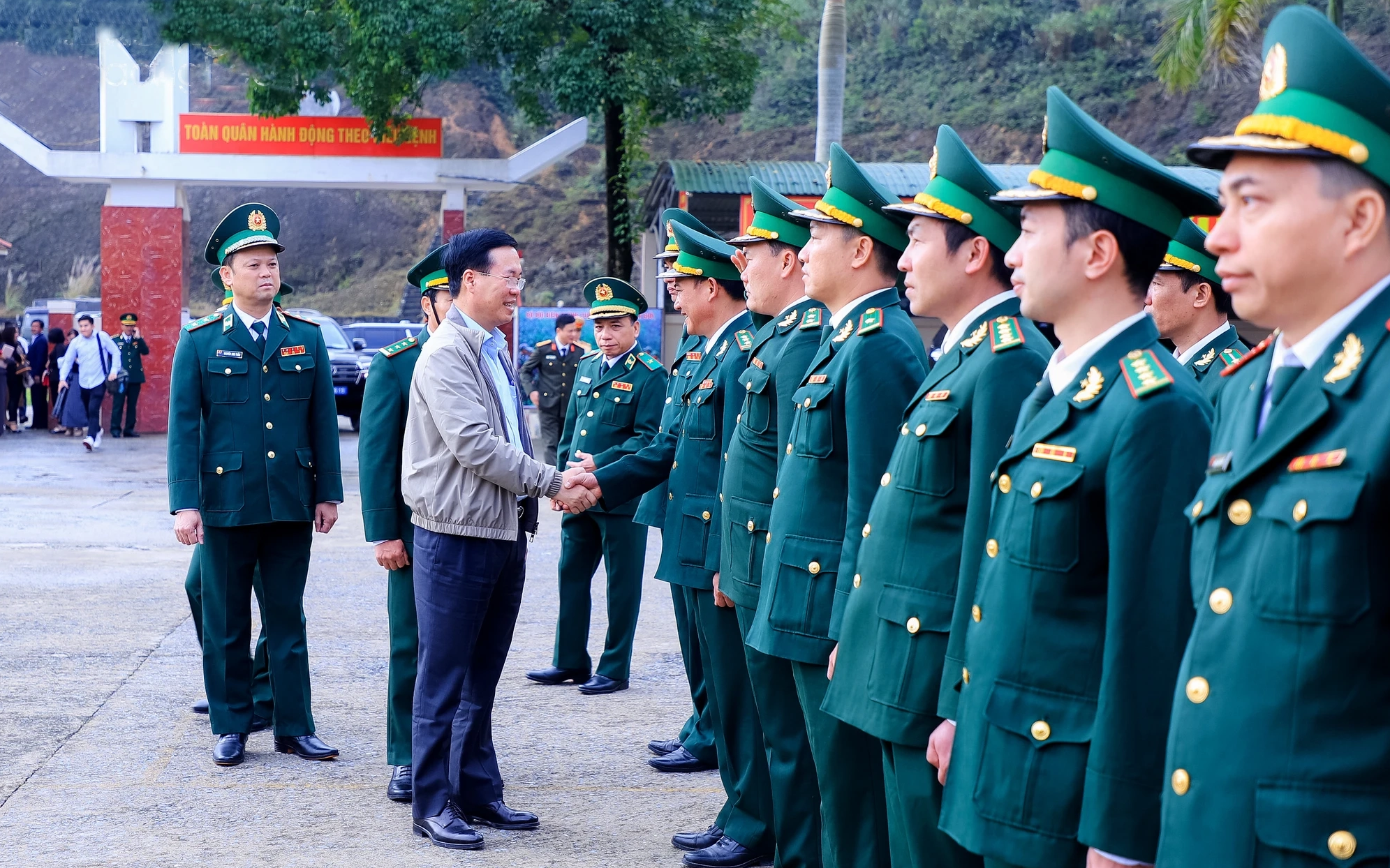 Chủ tịch nước Võ Văn Thưởng thăm, tặng quà, chúc Tết cán bộ, chiến sĩ Đồn Biên phòng Cửa khẩu Thanh Thủy, Nghệ An