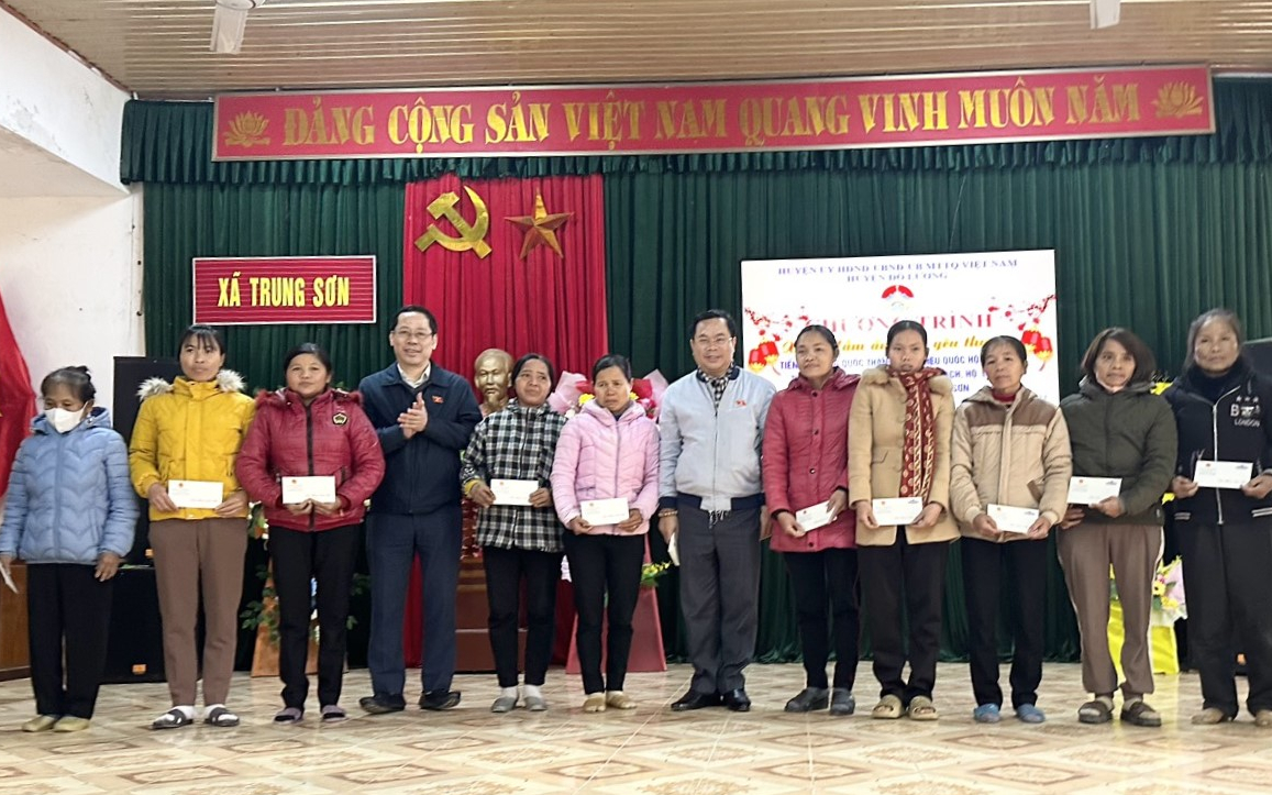 Đồng chí Vương Quốc Thắng - Ủy viên Chuyên trách Ủy ban KHCN&MT của Quốc hội trao quà Tết tại tỉnh Nghệ An