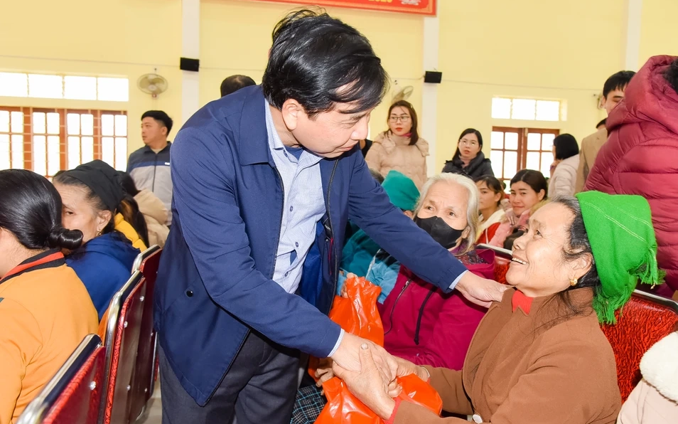 Thường trực Hội đồng nhân dân tỉnh tặng quà Tết tại huyện Quỳ Hợp